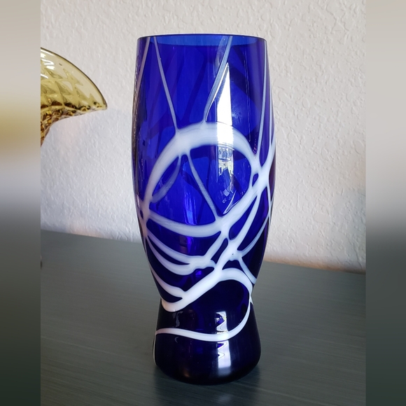 Handblown Art Glass Colbalt Blue & White Abstract Overlay Eclectic MCM Vase Gift - Picture 7 of 14